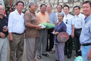 頭頓崇正天后宮理事會成員派發濟貧禮物。