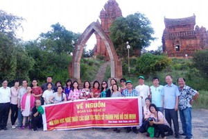 代表團於占婆族 Poklong Garai 塔留影。