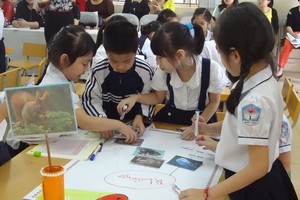 按先進學校模式學習的學生們。（圖源：雲英）