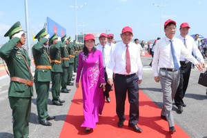 政府常務副總理張和平(中)與各代表出席儀式。（圖源：越通社）