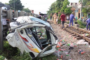 列車與卡車相撞後，導致卡車的駕駛室被拋離約30米遠，幸好沒造成人命傷亡。（圖源：互聯網）