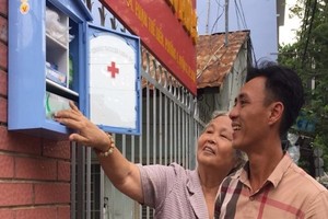 民眾對路邊的醫療箱很感興趣。