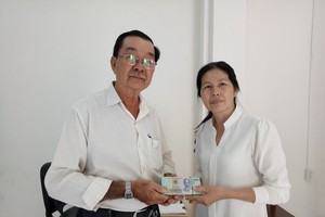 該宮副理事張興盛把善款轉交予故鄉人道中心管理人謝氏梅。