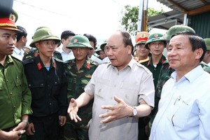 阮春福總理指導早日穩定人民正常生活。（圖源：越通社）