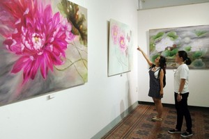 畫展吸引年輕人觀賞。