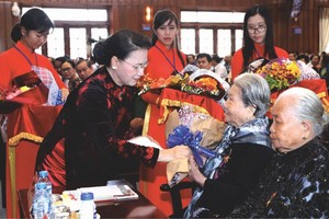 國會主席阮氏金銀向越南英雄母親贈送禮物。（圖源：越通社）