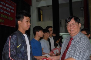 義安會館勵學會會長陳裕向大學生頒發助學金。