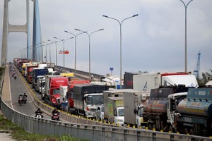 集裝箱車堵塞在從第七郡前往桔萊港方向的 富美橋上。