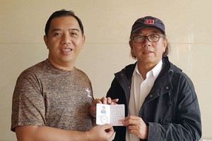 林漢城（左）接受秦維國院長頒發院士聘書。