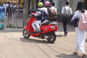 許多學生放學後駕駛新款的大排量摩托車。（圖源：互聯網）