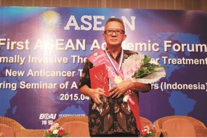 二〇一五首屆東盟學術腫瘤微創論壇上，王明忠作為我們的抗癌明星，在現場接受大會的頒獎。