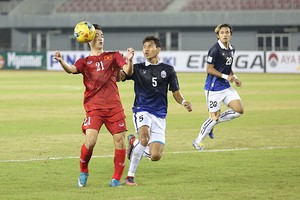 越南男足隊（紅衣）在2019 年亞洲盃預選賽擊敗柬埔寨隊。