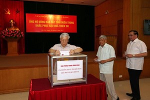 黨政領導給10 號颱風災民捐款。（圖源：越通社）