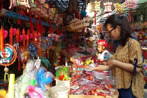 梁汝學花燈街一隅。