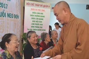 郡紅十字會輔助會會長釋慧功代表向高齡人贈送禮物。