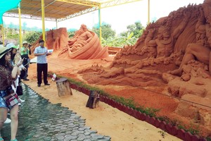 沙雕塑公園吸引遊客觀賞。（圖源：仁建）