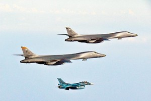 美炸機和戰鬥機飛越朝東部海域。（圖源：互聯網）