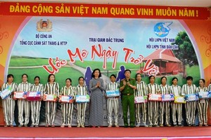公安部與越南婦聯會在達樂省達中監獄配合舉辦的“團聚日願望”傳播計劃，表彰已良好融入社群的模範。（圖源：越南婦女新聞網）
