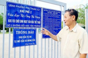 黃眩大叔在遊樂場門前。