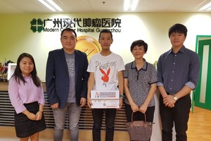 朱曼麗來訪辦事處講訴抗癌故事（右二）。