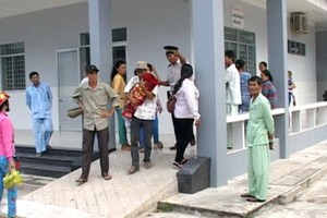 年輕父親含淚抱著女童屍體送回去辦理後事。（圖源：阮七）