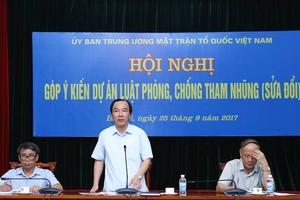 越南祖國陣線中央委員會副主席吳策實(中)在會議上發表意見。（圖源：懷秋）