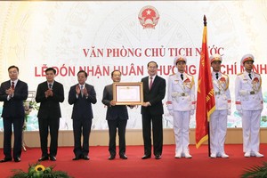 國家主席陳大光(左五)代表黨、國家領導人向國家主席辦公廳授予胡志明勳章。（圖源：越通社）