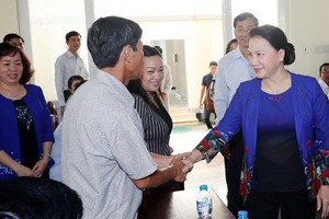 國會主席阮氏金銀與芹苴市丐冷郡富庶坊選民握手交談。（圖源：仲德）