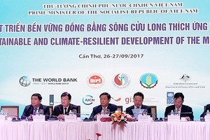 “九龍江平原轉型、持久穩固發展因應氣候變暖”會議昨(26)日上午在芹苴市舉行。（圖源：張啟）