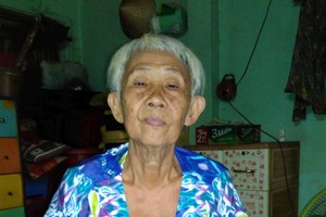 劉金梅大娘剛賣完彩票回家。