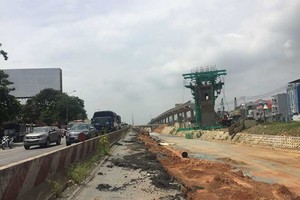 市國立大學交通樞紐引出隧道的路段仍未完成，車輛須在 狹窄的路面上行駛。