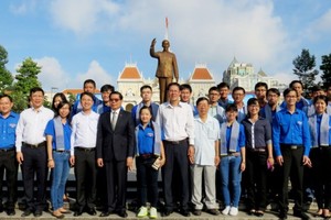市領導與共青團本市市委志願者在胡志明主席塑像前合照。
