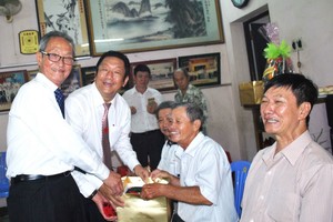 和順發-張氏家族代表張豐庭（左一）和張敬明理事長（左二）向宗長們贈送禮物。