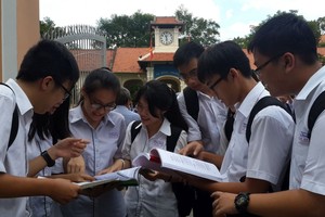 參加2017-2018學年高中優秀生甄選試中文科學生討論試題。