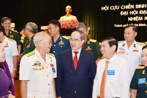 市領導與各退伍軍人會晤。