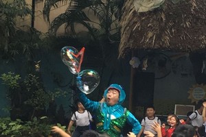 明道小學邀請雜技演員表演節目讓學生觀賞。