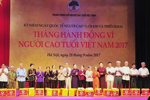 國會主席阮氏金銀向與會高齡者贈送禮物並合影留念。（圖源：VOV）