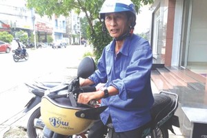 拾金不昧的“摩的”司機阮文雄大伯。（圖源：互聯網）