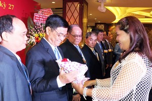 第六郡第六坊祖國陣線委員會主席阮氏翠絨 向理監事會送花祝賀。