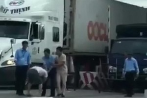 一名卡車司機遭收費站人員行兇。（圖源：視頻截圖）