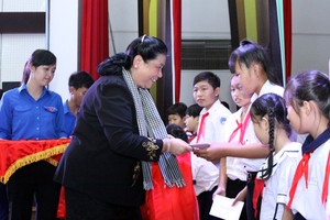 國會常務副主席從氏放向檳椥省SOS兒童村及清貧少兒頒發獎學金及中秋節禮物。（圖源：人民代表）