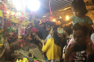 梁汝學花燈街臨近中秋節人山人海。