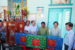 市委常務副書記畢成剛探望對革命有功的家庭范文渥並贈送情義屋。