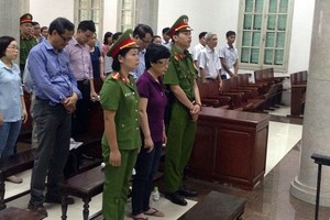 原國會代表周氏秋娥(前排中)出庭聽審。（圖源：互聯網）