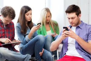 年輕人過份使用智能手機、社交網會增加患憂鬱症危機。