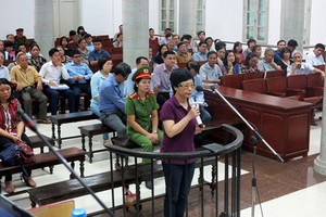 被告周氏秋娥站在被告席上答法官問案。