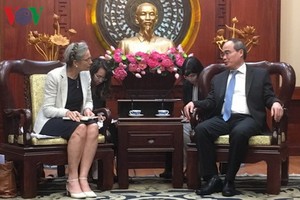 市委書記阮善仁(右)接見荷蘭駐越南大使尼恩可‧特羅斯特(Nienke Trooster)。（圖源：VOV）