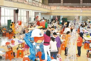 參加學做花燈。（示意圖源：互聯網）