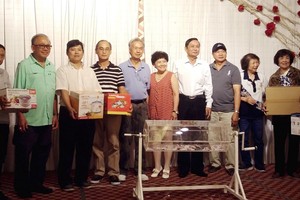 校友們送出許多禮物作幸運抽獎，場面熱鬧。