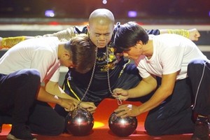 在讓觀眾觸目驚心的節目的背後是功夫雜技演員辛酸的命運。